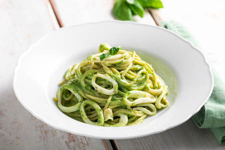 Pasta con pesto y calamares