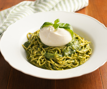 Tajarin con pesto de albahaca y burrata