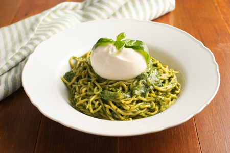 Tajarin con pesto de albahaca y burrata