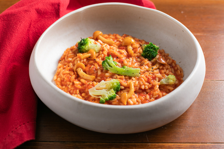 Risotto de tomate con brócoli y setas