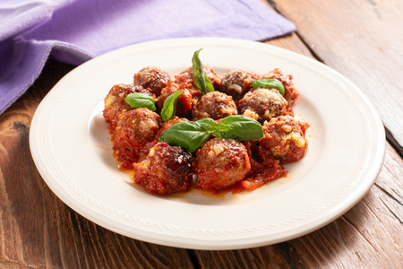 Albóndigas gratinadas en salsa de tomate