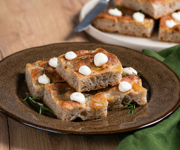 Focaccia de uvas con crema de parmesano