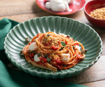 Espaguetis al tomate con bolitas de mozzarella