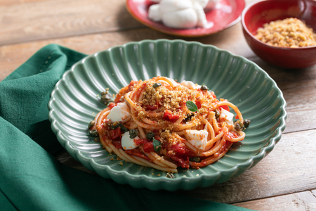Espaguetis al tomate con bolitas de mozzarella