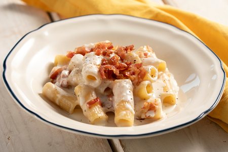 Pasta con crema de parmesano y speck