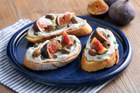 Bruschettas veganas de higos