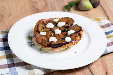 Tatin de higos con crema de parmesano