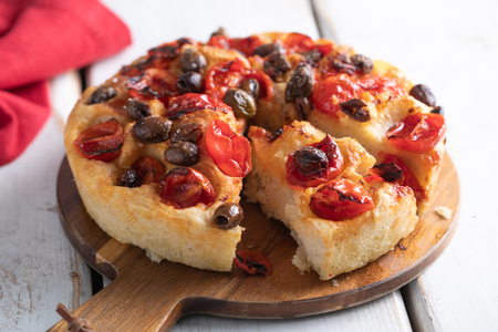 Focaccia con tomates cherry y aceitunas en freidora de aire