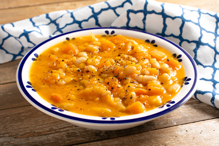 Sopa de calabaza y alubias