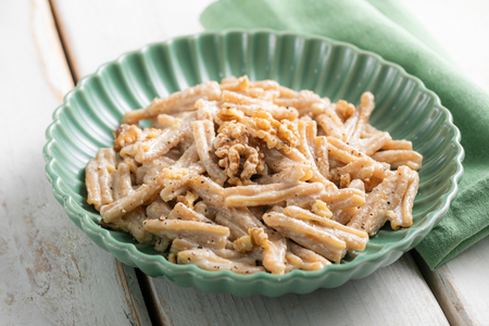 Pasta con pesto de nueces y miel