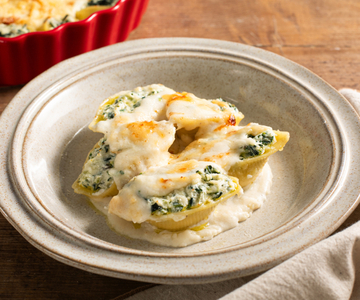 Conchiglioni al horno rellenos de ricotta, acelgas y bechamel