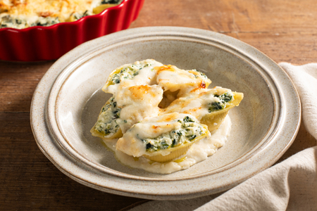Conchiglioni al horno rellenos de ricotta, acelgas y bechamel