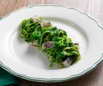 Pasta con brócoli rabe y corvina