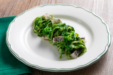 Pasta con brócoli rabe y corvina