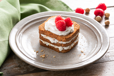Postre de yogur con tostadas