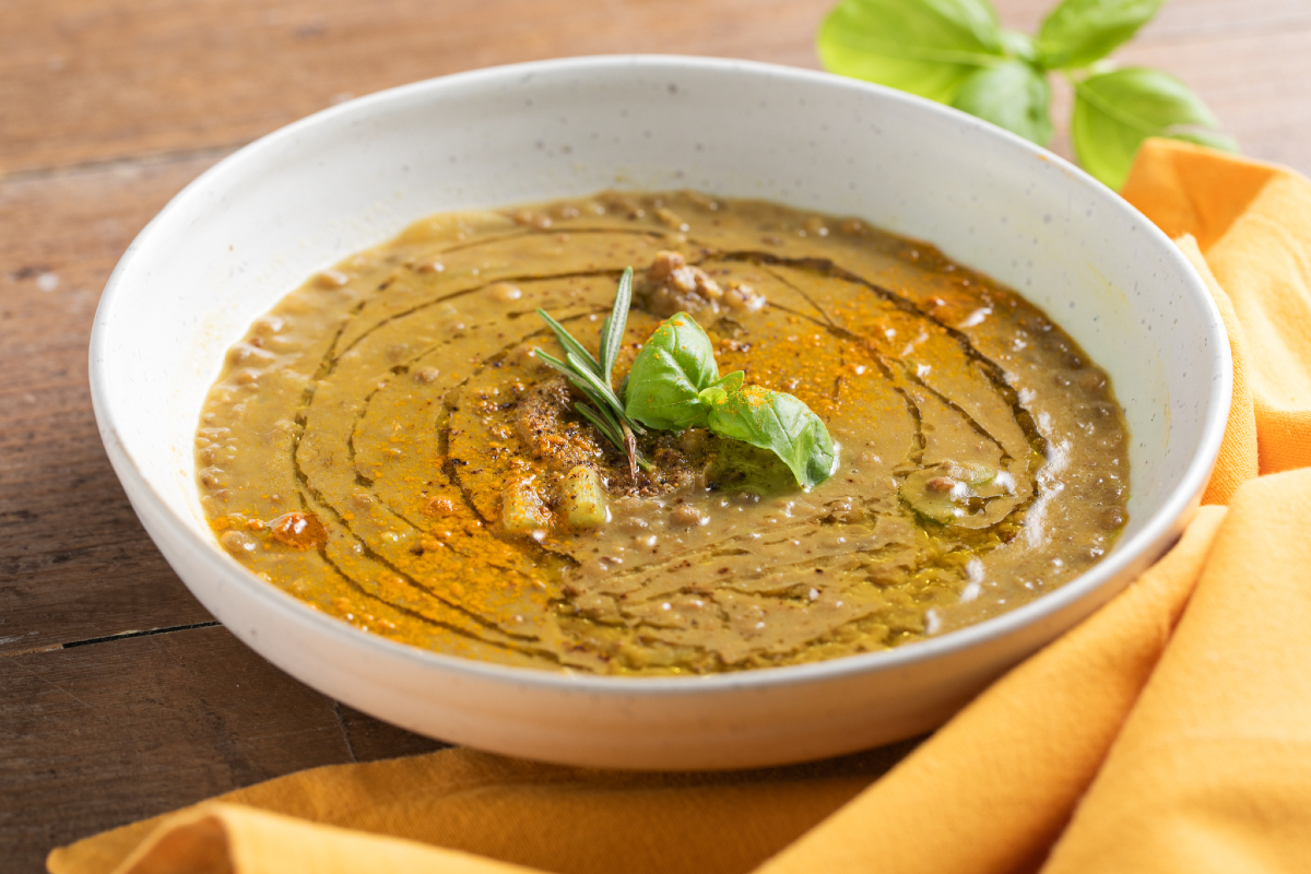 Sopa de lentejas con cúrcuma y jengibre
