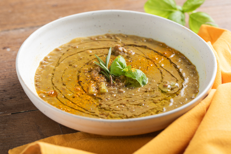 Sopa de lentejas con cúrcuma y jengibre