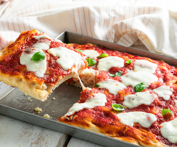 Pizza en bandeja hecha con una cuchara