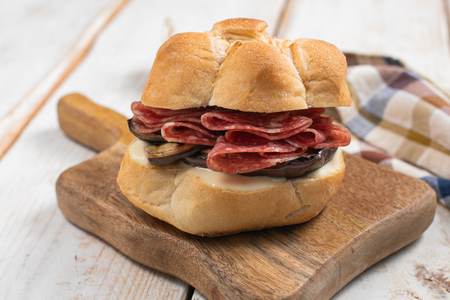 Bocadillo de salami con crema de provolone y berenjenas a la plancha
