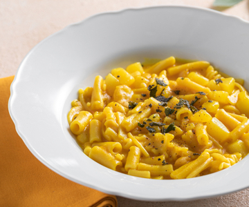 Pasta con crema de patata, judías y azafrán