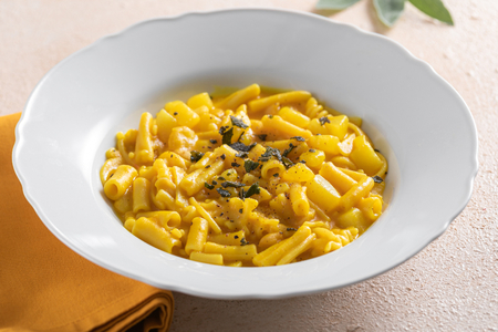 Pasta con crema de patata, judías y azafrán