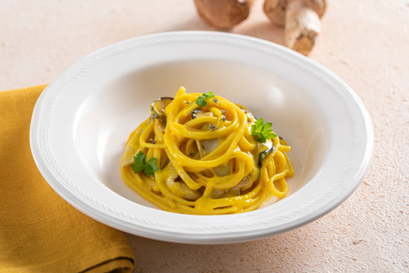 Pasta con porcini y azafrán