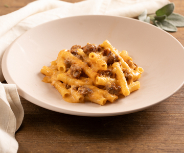 Ziti al horno con ragú de salchicha y puerros