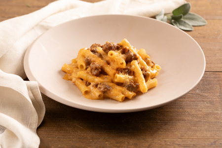 Ziti al horno con ragú de salchicha y puerros