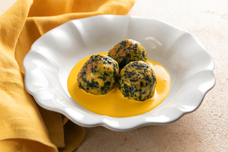 Canederli de kale y azafrán