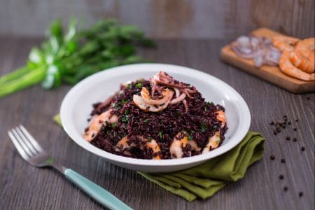 Arroz venere con tentáculos de calamares y langostinos