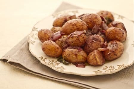 Patatas nuevas al vino tinto