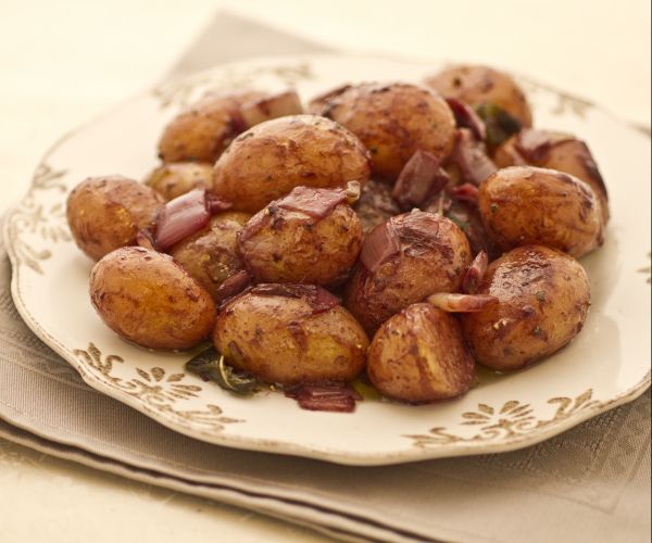 Patatas nuevas al vino tinto