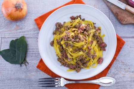 Tagliatelle con ragú blanco