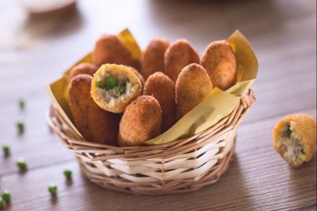 Croquetas de pollo y guisantes