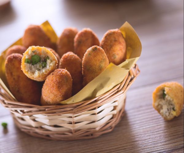 Croquetas de pollo y guisantes