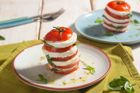 Caprese deliciosa con salsa de orégano