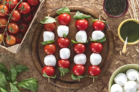 Brochetas de tomatitos cherry y bolitas de mozzarella