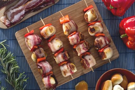 Brochetas de scamorza ahumada y panceta