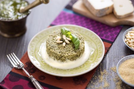 Pastel de cuscús al pesto con salsa de taleggio