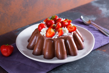Pudín de chocolate con nata y fresas