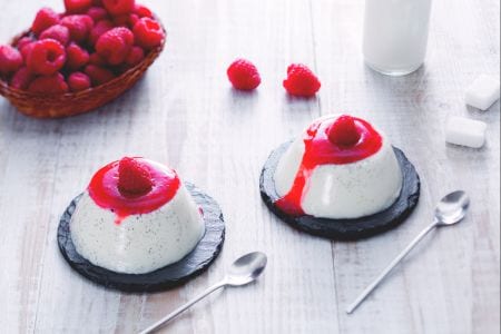 Panna cotta con coulis de frambuesas