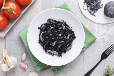 Tagliolini con doble tinta de sepia