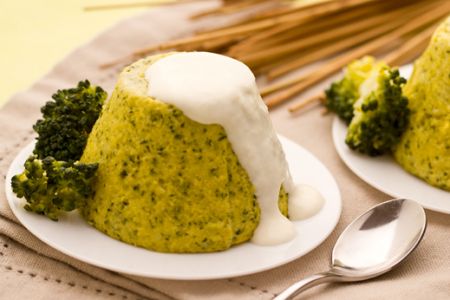 Flanes de brócoli con salsa de queso de cabra