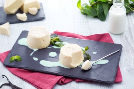 Bavarois de chocolate blanco y salsa de menta