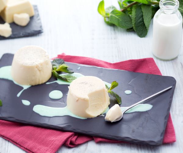 Bavarois de chocolate blanco y salsa de menta