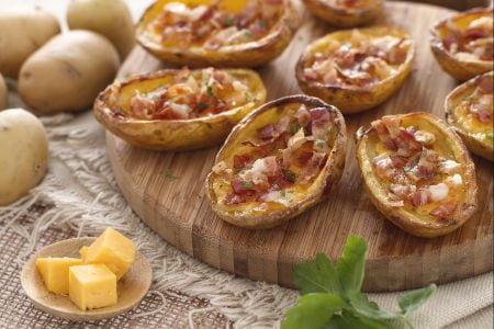 Barquitas de patata con cheddar y bacon