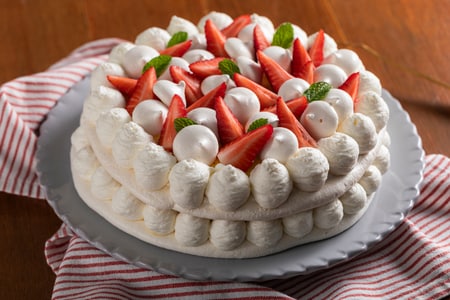 Tarta de merengue con fresas