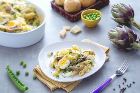 Bandeja de pasta, alcachofas, patatas y guisantes