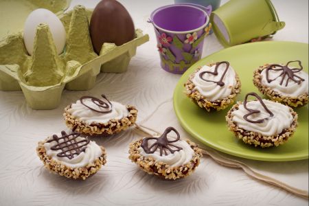 Huevitos de chocolate rellenos de mousse de pera