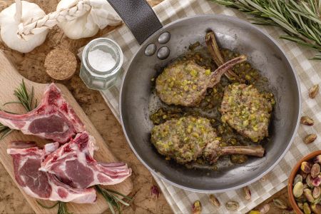 Chuletas de cordero en costra de pistachos